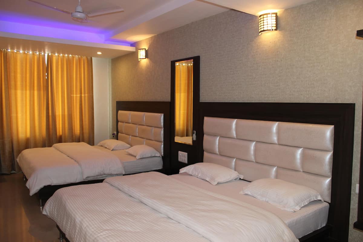 Twin Room | Iron/ironing board, rollaway beds