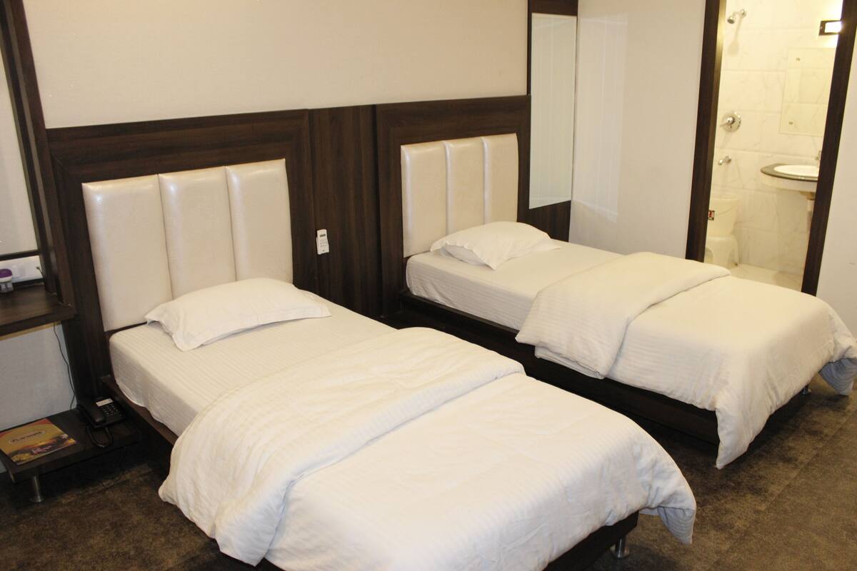 Deluxe Room | Iron/ironing board, rollaway beds