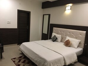 Superior Room | Iron/ironing board, rollaway beds