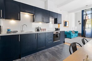 Kjøleskap, mikrobølgeovn, kokeplater og oppvaskmaskin