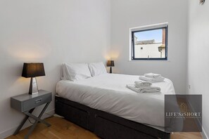 Apartment (King and Twin bedding also available) | 2 bedrooms, iron/ironing board, travel crib, free WiFi - City Centre Spacious Apartment (Exeter)