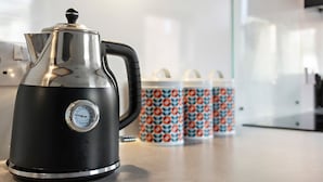 A black electric kettle with a temperature gauge on a kitchen counter. - City Centre Spacious Apartment (Exeter)