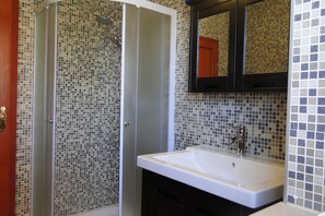 Studio, balcon | Salle de bain | Douche, sèche-cheveux, serviettes fournies, savon