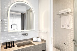 Shower, designer toiletries, hair dryer, bathrobes - Athenian Foss (Athens)