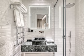 Suite superior | Baño | Ducha, artículos de higiene personal de diseño y secador de pelo