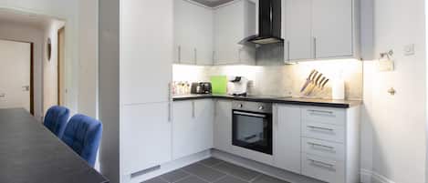 Appartement | Cuisine privée | Réfrigérateur, four à micro-ondes, un four, surface de cuisson