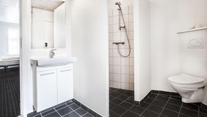Dusj, toalettartikler (inkludert), hårføner og håndklær