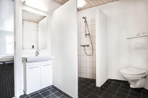 Ducha, artículos de tocador gratuitos, secador de pelo, toallas