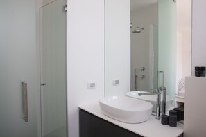 Apartment | Badezimmer | Komfortbadewanne, Haartrockner, Handtücher, Seife