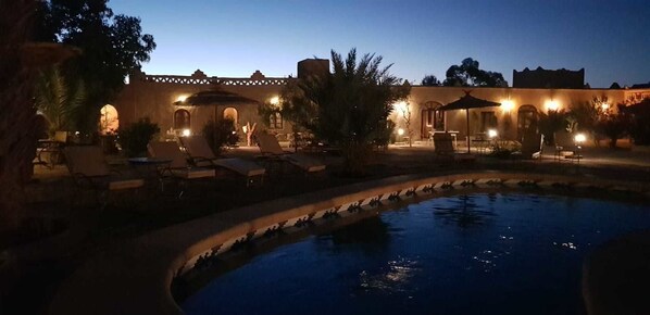 Piscine extérieure, parasols de plage, chaises longues