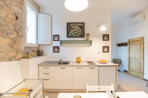 Appartement, 1 chambre | Cuisine privée | Réfrigérateur, surface de cuisson, cafetière-théière