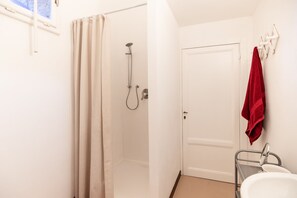 Lejlighed - 1 soveværelse | Badeværelse | Bruser, brusehoved med spredningseffekt, hårtørrer, bidet