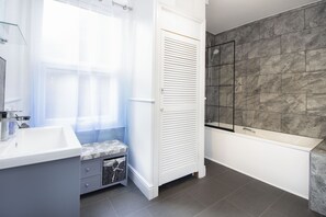 House, 4 Bedrooms | Bathroom | Free toiletries, hair dryer, towels, soap - Modern Exeter City Cottage Howell Road (Exeter)