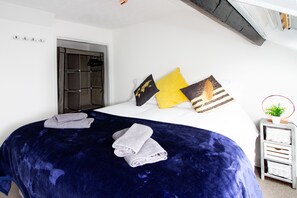 Desk, iron/ironing board, travel cot, free WiFi - Modern Exeter City Cottage Howell Road (Exeter)