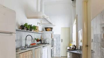 Villa, 4 Bedrooms | Private kitchen | Fridge, microwave, oven, stovetop