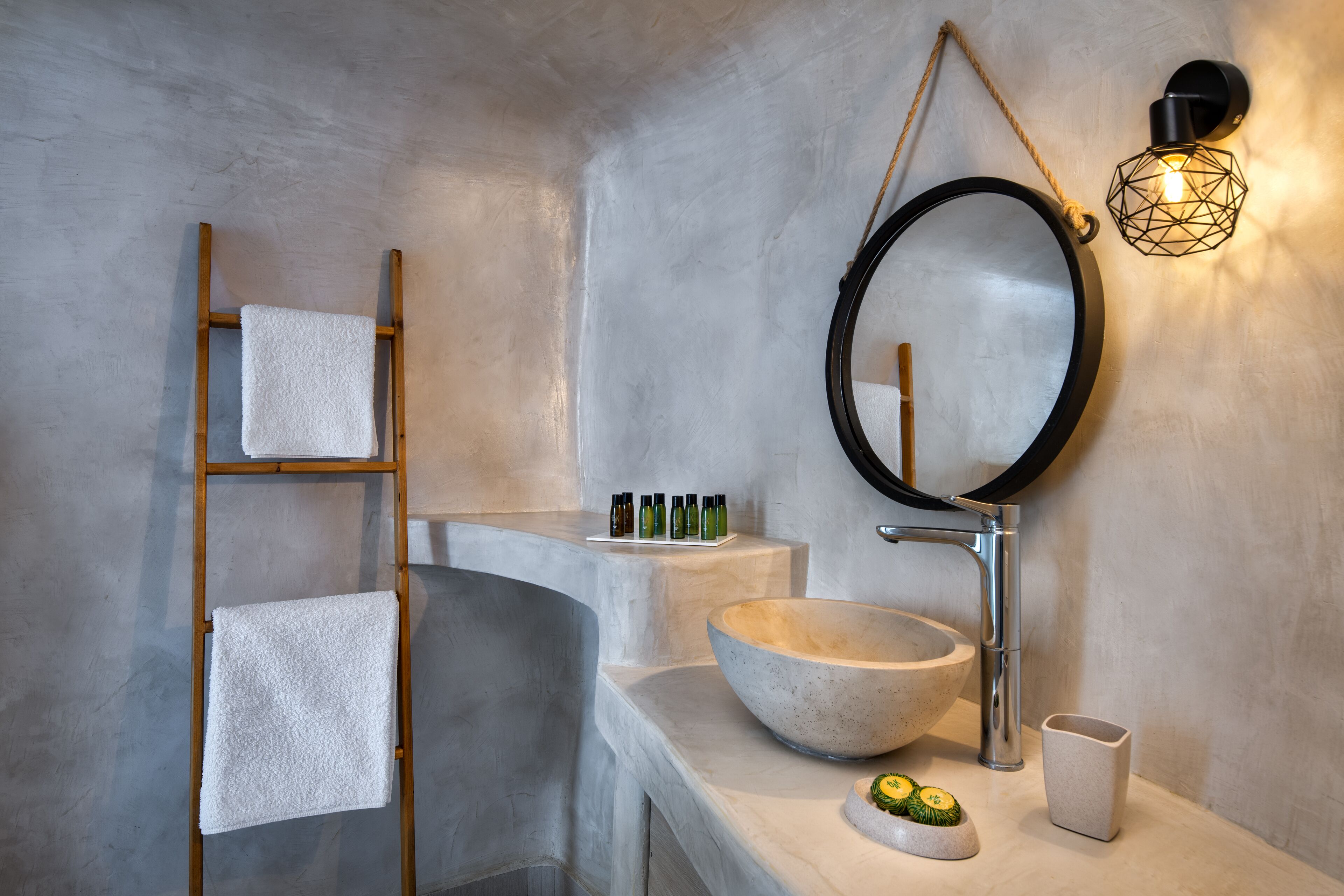 Deluxe Suite with outdoor Hot Tub (Feredini) | 浴室 | 淋浴设施、免费洗浴用品、吹风机、浴袍