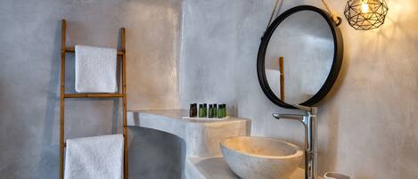 Deluxe Suite with outdoor Hot Tub (Feredini) | Baño | Regadera, amenidades de baño gratuitas, secadora de cabello, batas