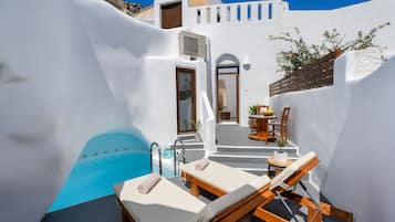 Deluxe Suite with outdoor Hot Tub (Feredini) | 2 bedrooms, in-room safe, desk, laptop workspace