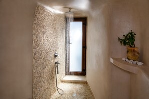 Deluxe Suite with outdoor Hot Tub (Feredini) | Bathroom | Shower, free toiletries, hair dryer, bathrobes