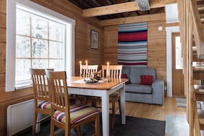 Chalet, 2 slaapkamers, sauna (Varsta) | Woonruimte | Een flatscreentelevisie