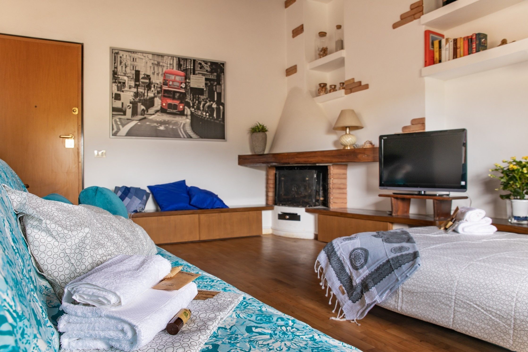 Apartment, 1 Bedroom | Living room | Flat-screen TV, fireplace