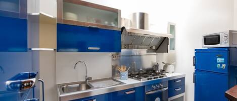 Apartment, 1 Bedroom | Private kitchen | Full-size fridge, microwave, oven, stovetop