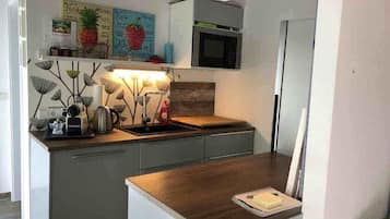 Townhome | Private kitchen | Full-sized fridge, oven, stovetop, cookware/dishes/utensils