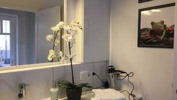 Townhome | Bathroom | Shower, towels