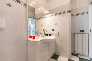 Apartment, 2 Schlafzimmer | Badezimmer | Badewanne, Komfortbadewanne, kostenlose Toilettenartikel, Haartrockner