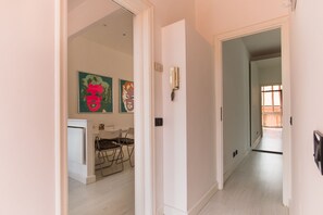 Appartement, 2 chambres | Salle de bain | Baignoire, baignoire relaxante profonde, articles de toilette gratuits