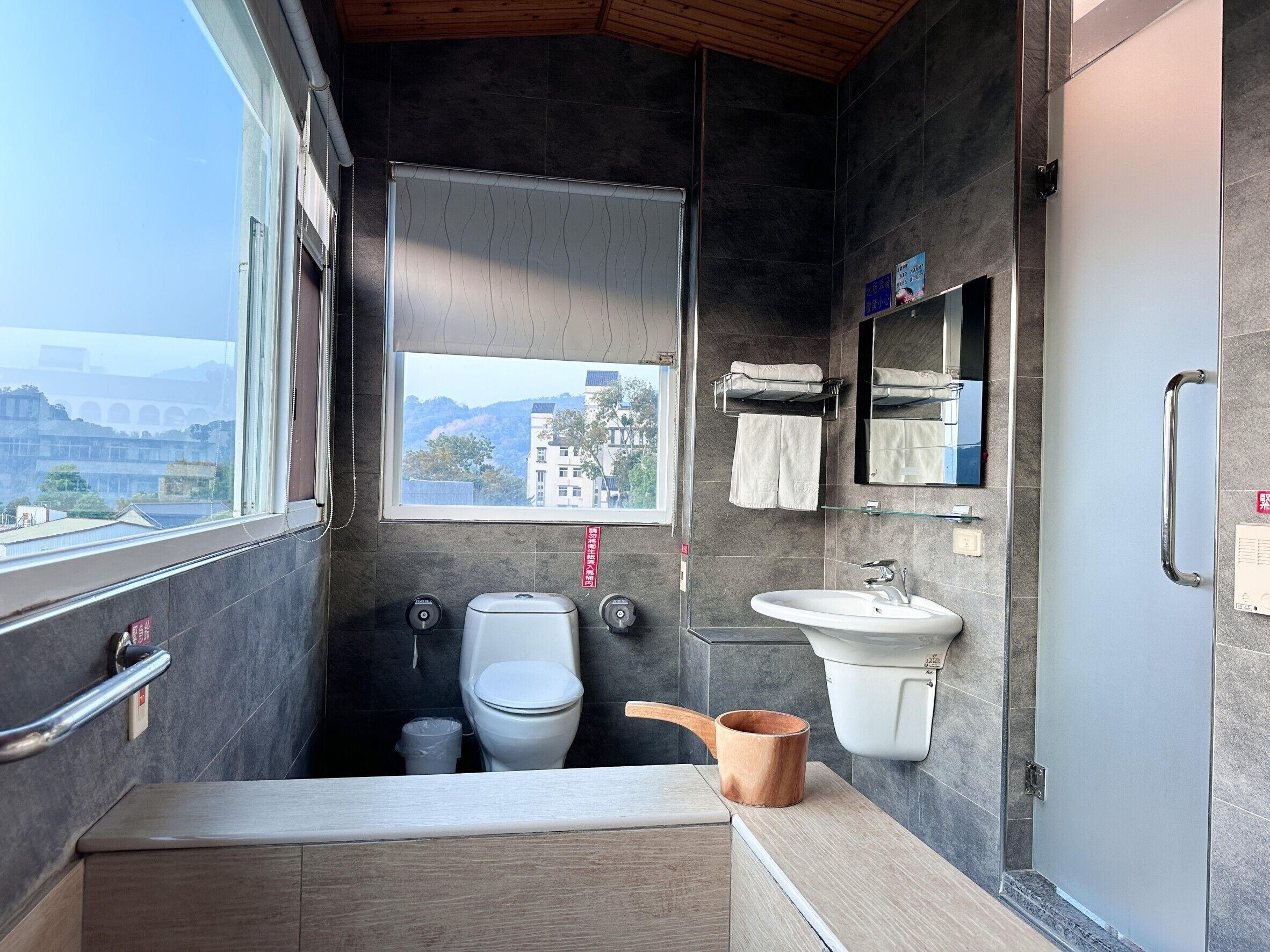 honeymoon room | bathroom | free toiletries, hair dryer, slippers, towels