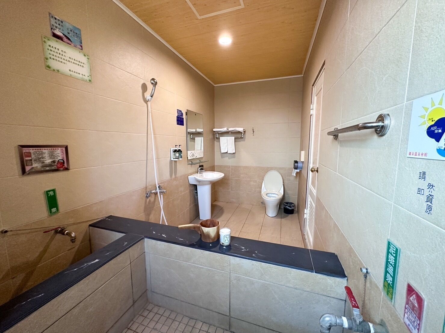 standard room | bathroom | free toiletries, hair dryer, slippers, towels