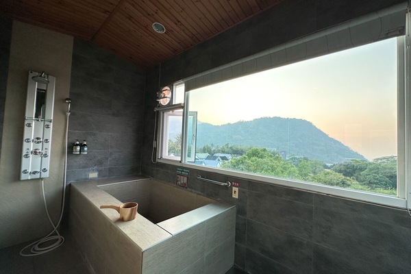 Honeymoon Room | Bathroom | Free toiletries, hair dryer, slippers, towels