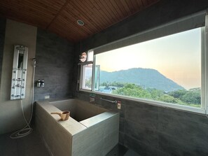 Honeymoon Room | Bathroom