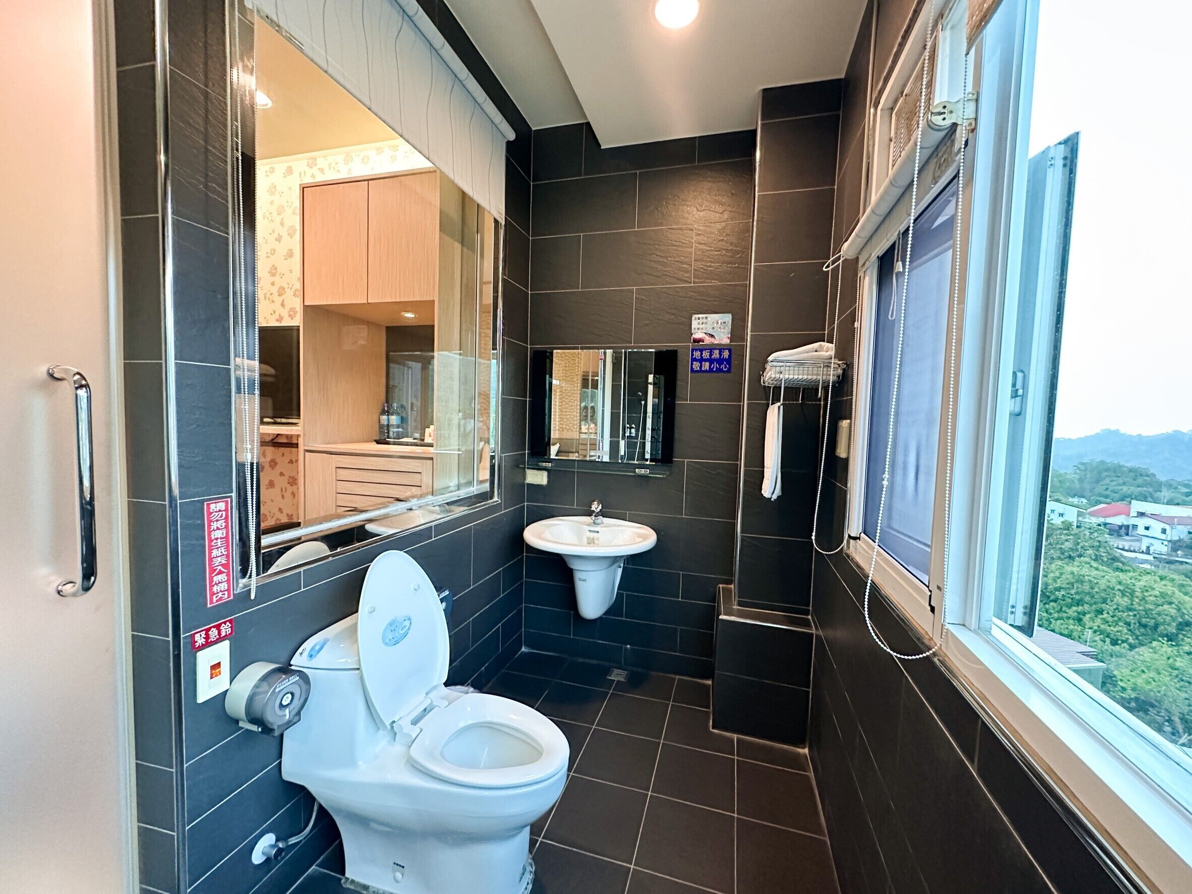 honeymoon room | bathroom | free toiletries, hair dryer, slippers, towels