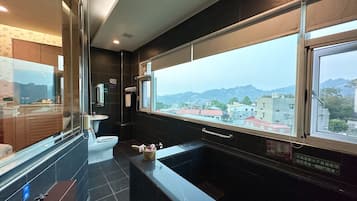 Honeymoon Room | Bathroom
