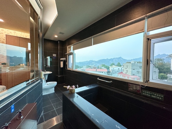 Honeymoon Room | Bathroom | Free toiletries, hair dryer, slippers, towels - LiChiuan Hotel Spring Hotel (Tainan)