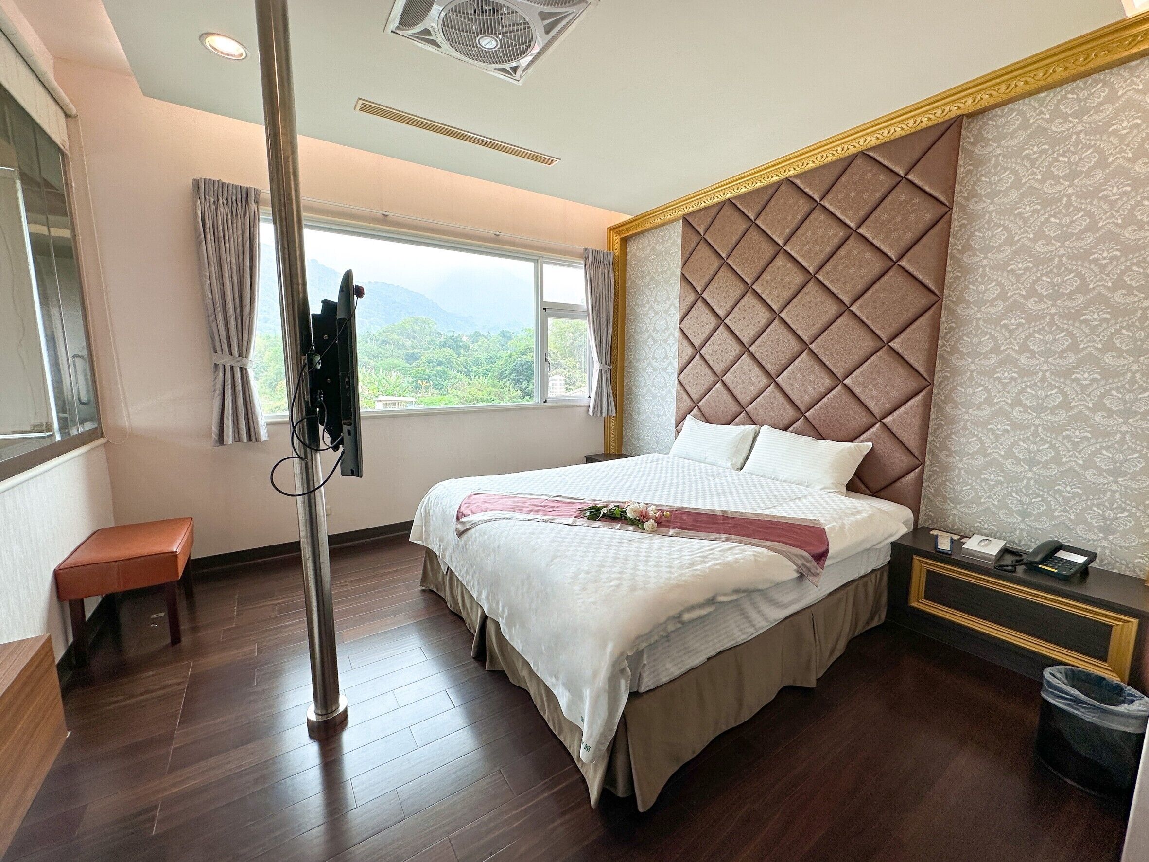 honeymoon room | blackout curtains, free wifi, bed sheets