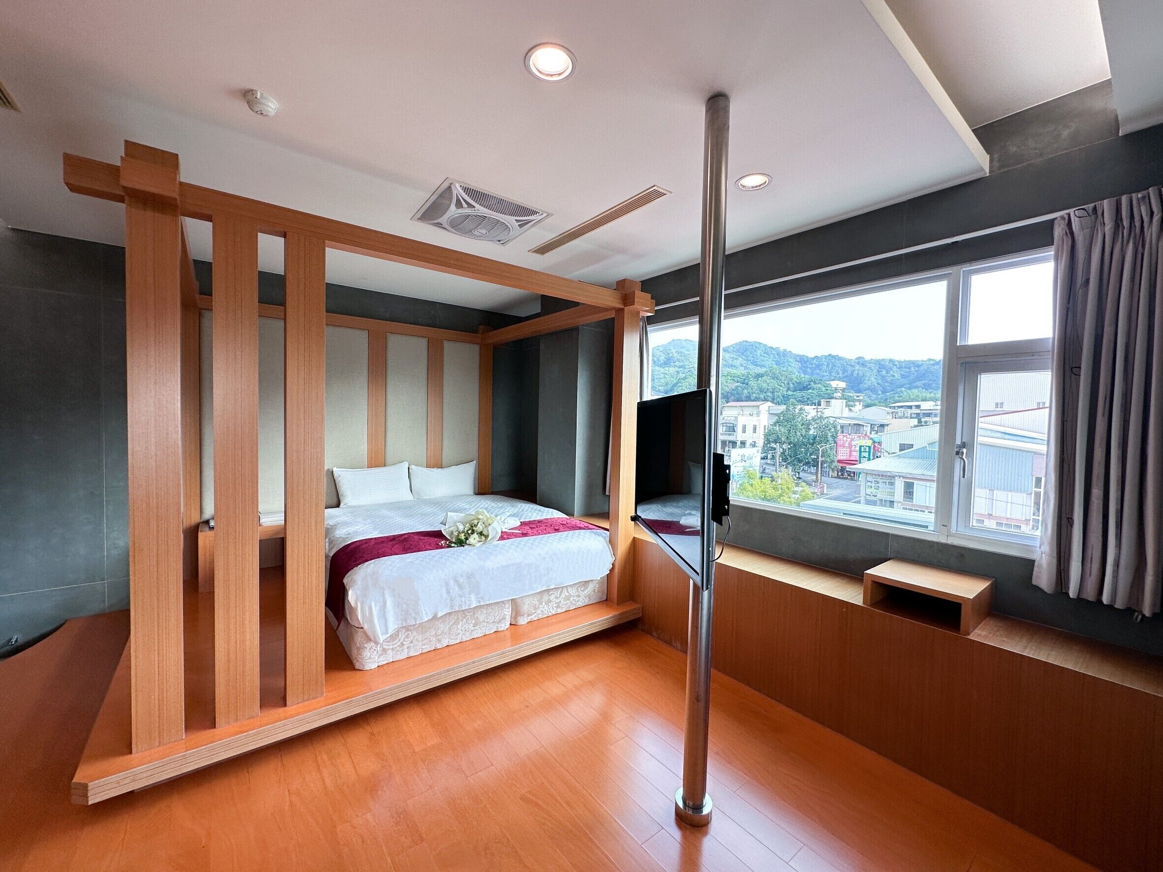 honeymoon room | blackout curtains, free wifi, bed sheets
