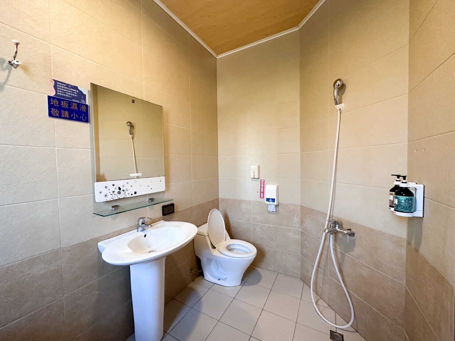 standard room | bathroom | free toiletries, hair dryer, slippers, towels