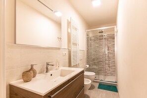 Apartment, 1 Bedroom | Bathroom | Shower, hair dryer, bidet, towels
