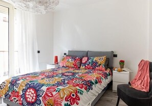 2 habitaciones, tabla de planchar con plancha y cunas gratuitas 