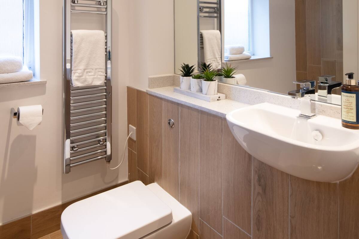 studio (6) | bathroom | shower, free toiletries, hair dryer, towels