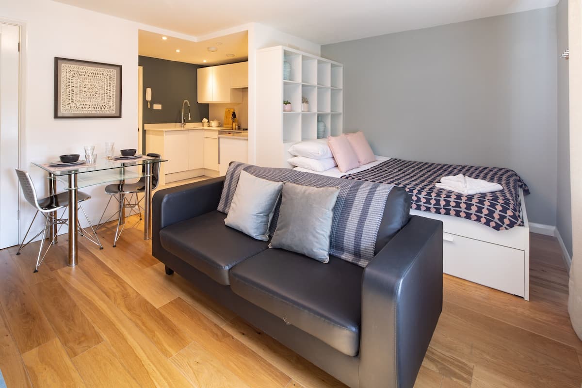 Studio (6) | Hypo-allergenic bedding, individually decorated, individually furnished