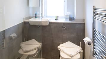 Estudio (6) | Baño | Ducha, artículos de higiene personal gratuitos y secador de pelo