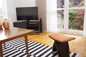 Appartement Design (Ground floor) | Aire de séjour | Téléviseur à écran plat de 40 po avec télévision par satellite