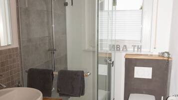Design-Apartment (Ground floor) | Badezimmer | Kostenlose Toilettenartikel, Haartrockner, Hausschuhe, Handtücher