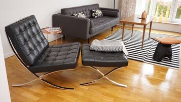 Design Apartment (Ground floor) | Living area | 40-inch flat-screen TV with satellite channels, TV, MP3 dock