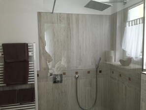 Separate bathtub and shower, free toiletries, hair dryer, towels - Moselperle (Traben-Trarbach)