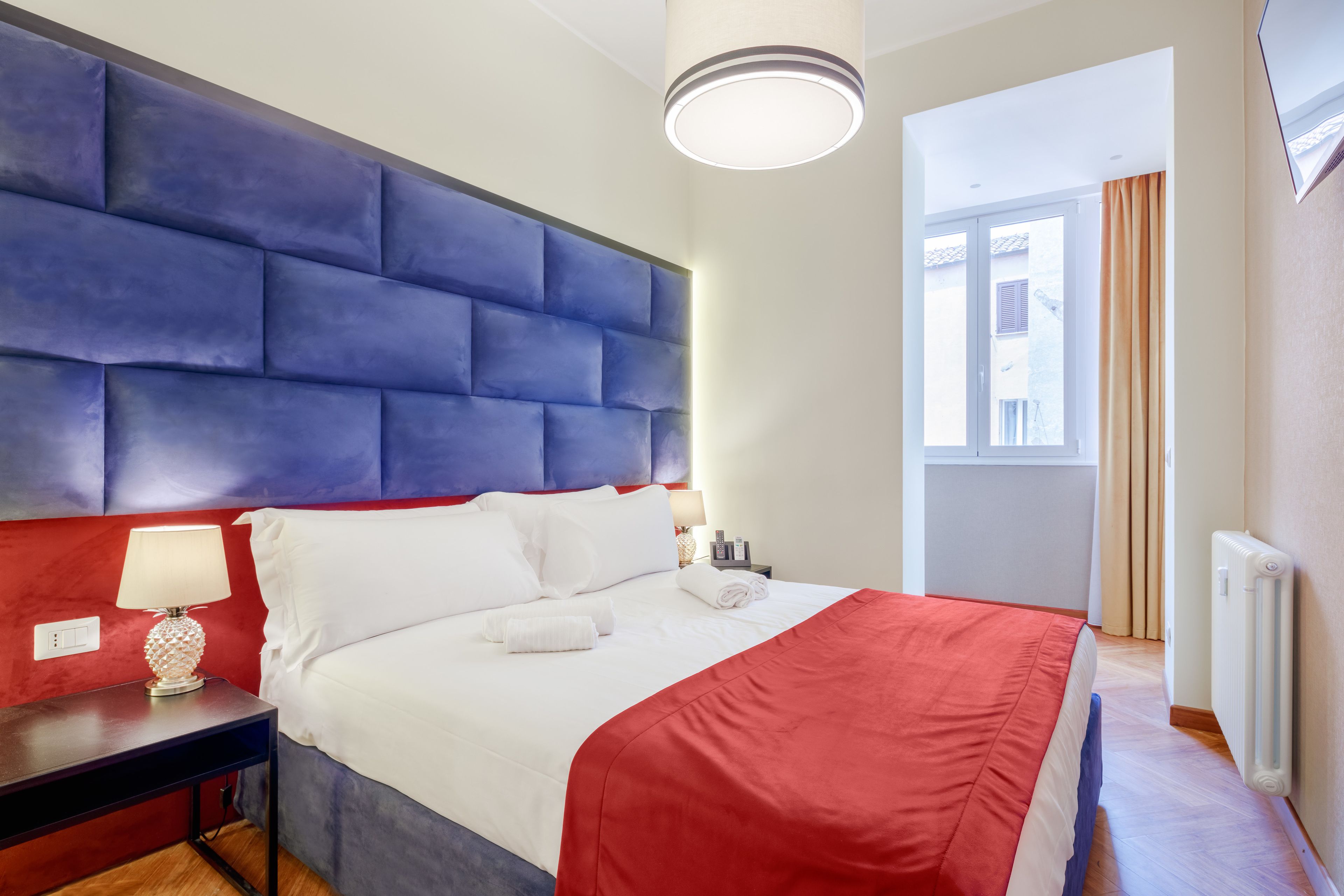 Apartamento família, sacada | 1 quarto, cofres nos quartos, individualmente mobiliados, escrivaninha
